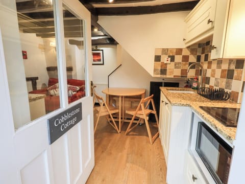 Cottage | Private kitchen | Dishwasher, cookware/dishes/utensils