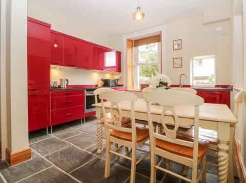 Cottage | Private kitchen | Fridge, dishwasher, electric kettle, toaster
