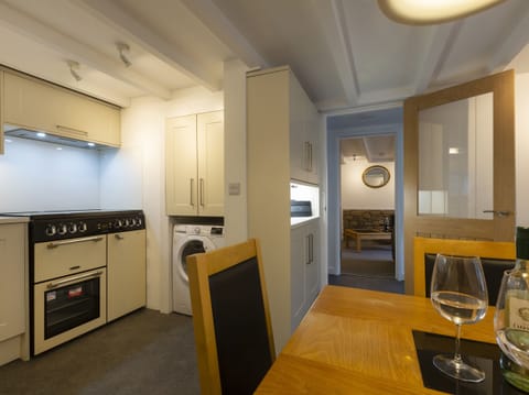 Cottage | Private kitchen | Fridge, dishwasher, electric kettle, toaster