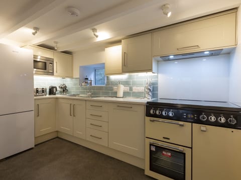 Cottage | Private kitchen | Fridge, dishwasher, electric kettle, toaster