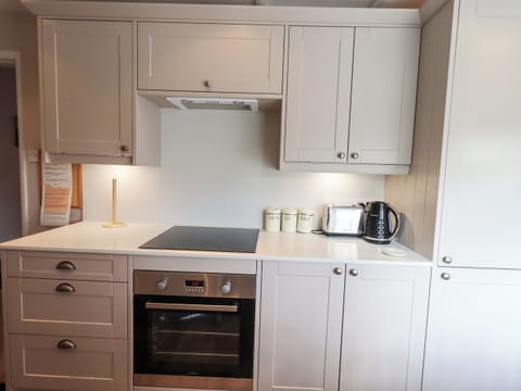 Cottage | Private kitchen | Fridge, dishwasher, cookware/dishes/utensils