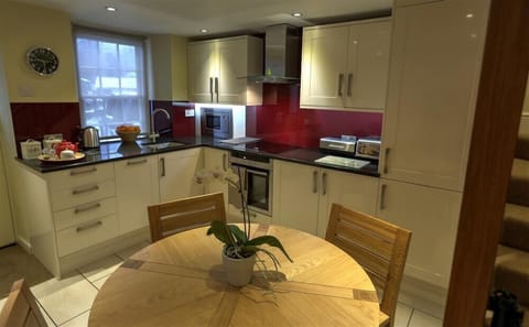 Cottage | Private kitchen | Fridge, dishwasher, cookware/dishes/utensils