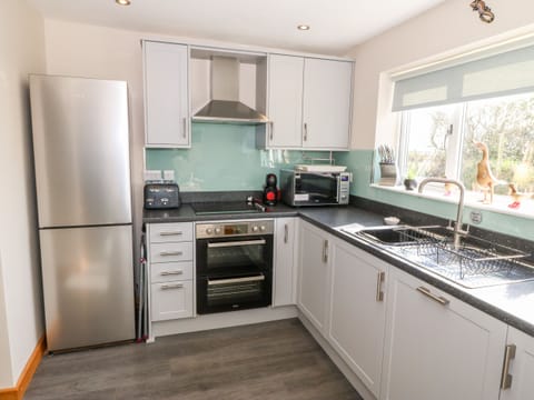 Cottage | Private kitchen | Fridge, dishwasher, electric kettle, toaster