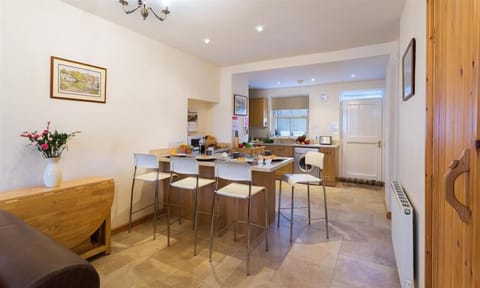 Cottage | Private kitchen | Fridge, cookware/dishes/utensils