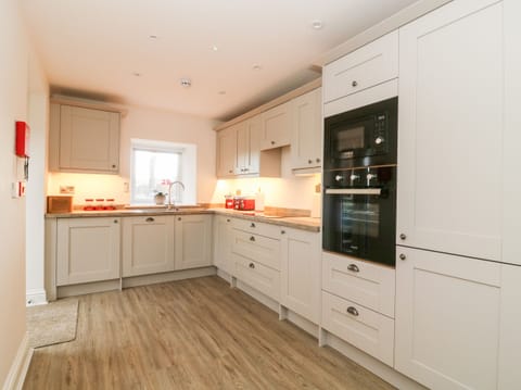 Cottage | Private kitchen | Fridge, dishwasher, electric kettle, toaster