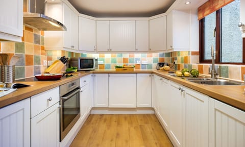 Cottage | Private kitchen | Fridge, microwave, dishwasher, cookware/dishes/utensils