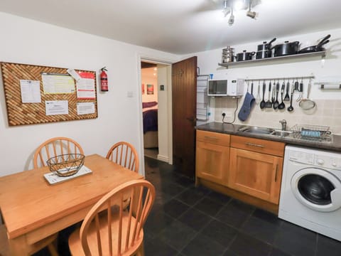 Cottage | Private kitchen | Fridge, dishwasher, electric kettle, toaster