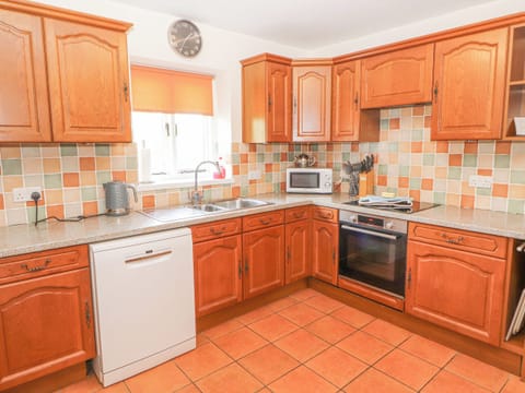 Cottage | Private kitchen | Fridge, dishwasher, cookware/dishes/utensils