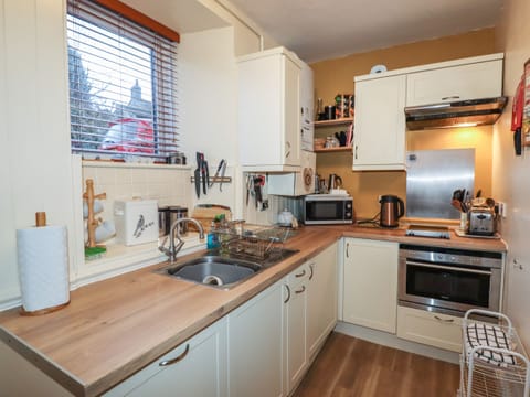 Cottage | Private kitchen | Fridge, dishwasher, electric kettle, toaster