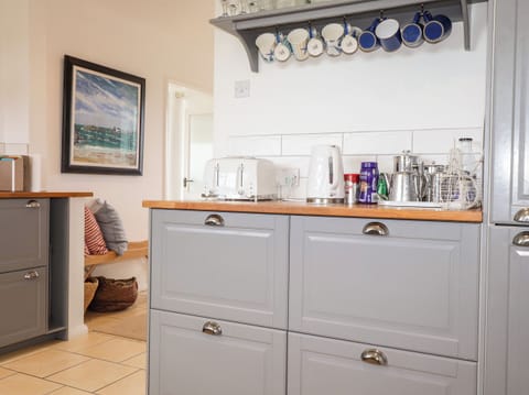 Cottage | Private kitchen | Fridge, dishwasher, electric kettle, toaster