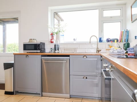 Cottage | Private kitchen | Fridge, dishwasher, electric kettle, toaster