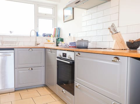 Cottage | Private kitchen | Fridge, dishwasher, electric kettle, toaster
