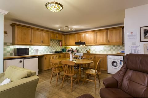 Cottage | Private kitchen | Fridge, cookware/dishes/utensils