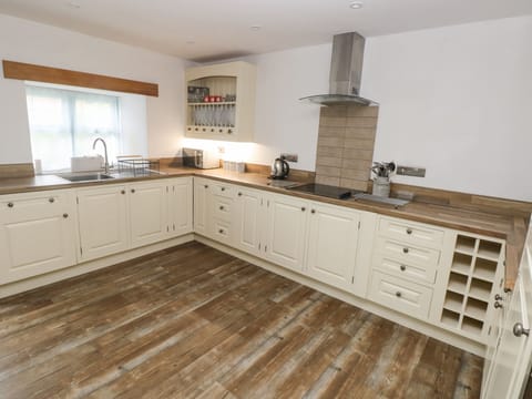 Cottage | Private kitchen | Fridge, dishwasher, cookware/dishes/utensils