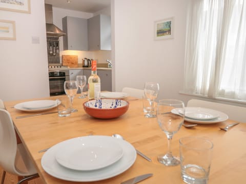 Cottage | Private kitchen | Fridge, dishwasher, electric kettle, toaster