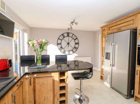 Cottage | Private kitchen | Fridge, dishwasher, electric kettle, toaster