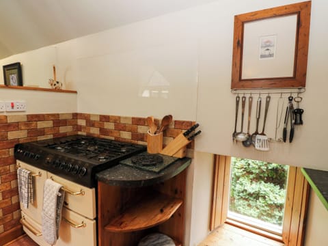 Cottage | Private kitchen | Fridge, electric kettle, toaster, cookware/dishes/utensils