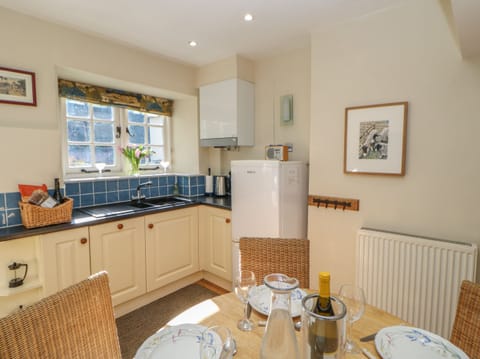 Cottage | Private kitchen | Fridge, dishwasher, electric kettle, cookware/dishes/utensils