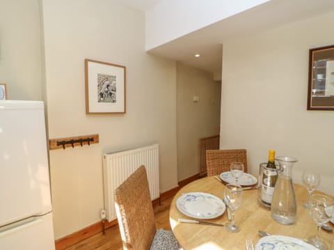 Cottage | Private kitchen | Fridge, dishwasher, electric kettle, cookware/dishes/utensils