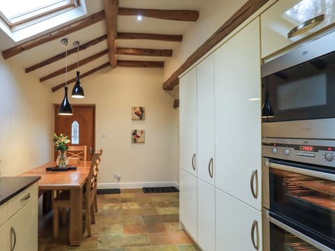 Cottage | Private kitchen | Fridge, dishwasher, cookware/dishes/utensils