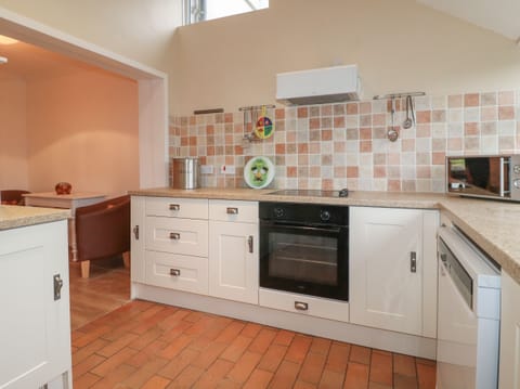 Cottage | Private kitchen | Fridge, dishwasher, electric kettle, toaster