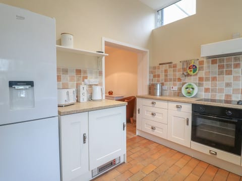 Cottage | Private kitchen | Fridge, dishwasher, electric kettle, toaster