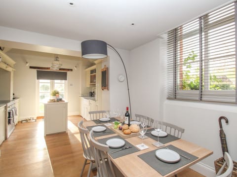 Cottage | Private kitchen | Fridge, dishwasher, electric kettle, toaster