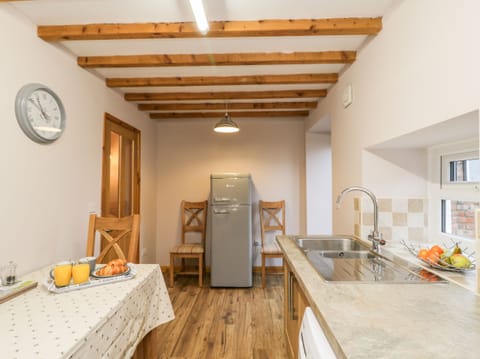 Cottage | Private kitchen | Fridge, cookware/dishes/utensils