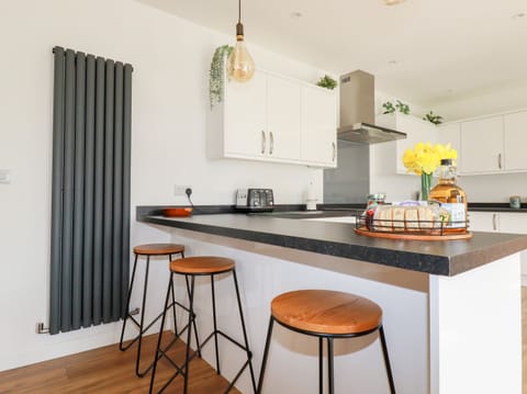 Cottage | Private kitchen | Fridge, dishwasher, electric kettle, toaster