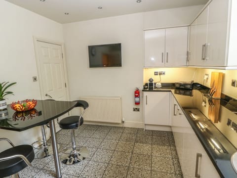Cottage | Private kitchen | Fridge, dishwasher, cookware/dishes/utensils