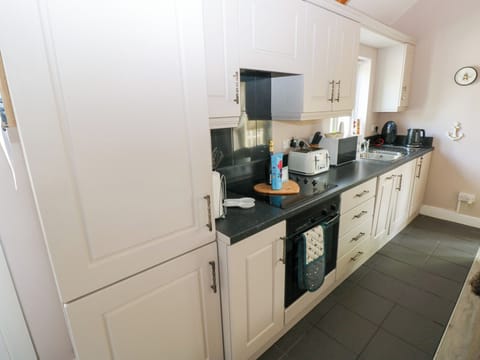 Cottage | Private kitchen | Fridge, cookware/dishes/utensils