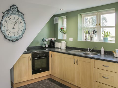 Cottage | Private kitchen | Fridge, dishwasher, electric kettle, toaster