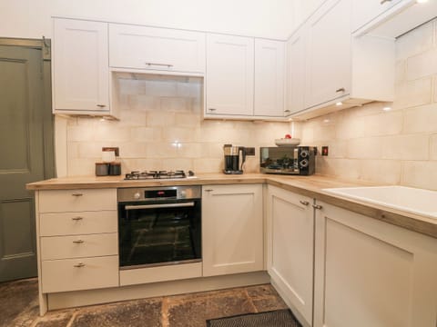 Cottage | Private kitchen | Fridge, electric kettle, toaster, cookware/dishes/utensils