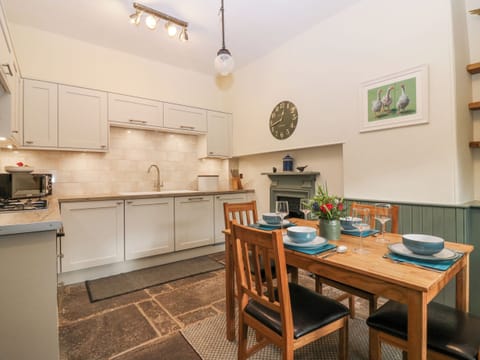 Cottage | Private kitchen | Fridge, electric kettle, toaster, cookware/dishes/utensils