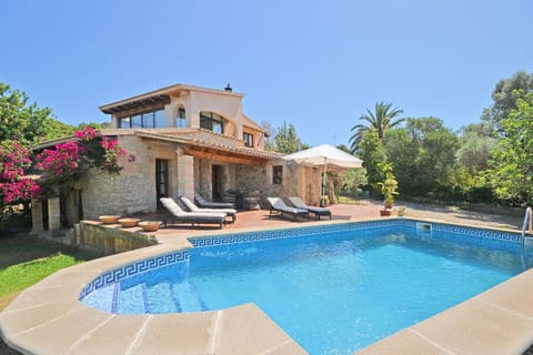 Can Singa, a charming country house with pool in Alcúdia, Mallorca, ideal for enjoying rural tranquility and Mediterranean sunshine.