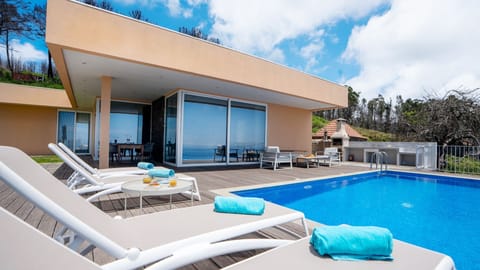 Enjoy sunny Madeira days beside the sparkling infinity pool, surrounded by comfortable loungers, open skies and beautiful views, creating the perfect setting for relaxation and unforgettable holidays together.
#CasaLuz #Madeira