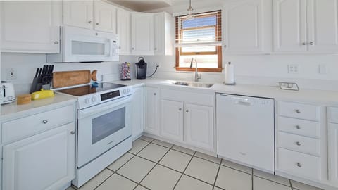 Nicely equipped kitchen with center island