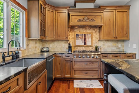 Chef’s love the kitchen that features high-end appliances and ample prep space.