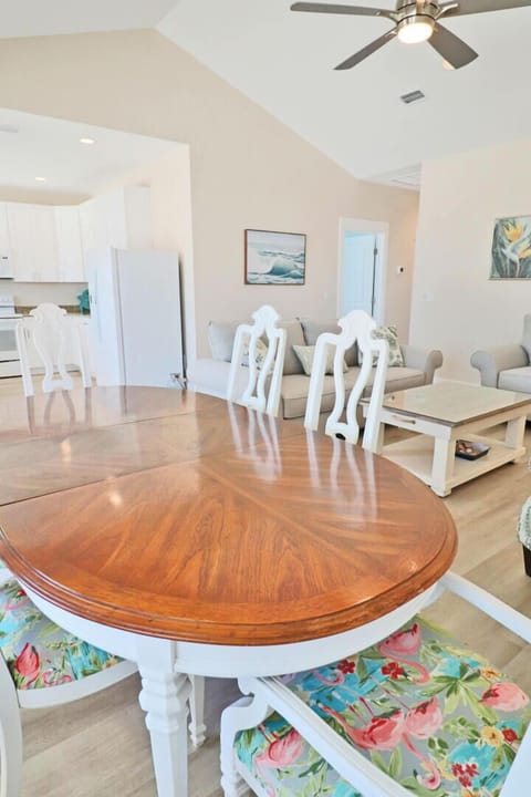 The dining table in unit A comfortably seats 6.