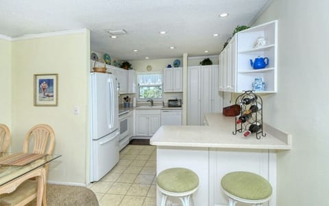 Kitchen Area.jpg