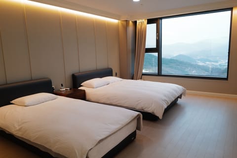 Premium Studio Suite | Desk, free WiFi, bed sheets