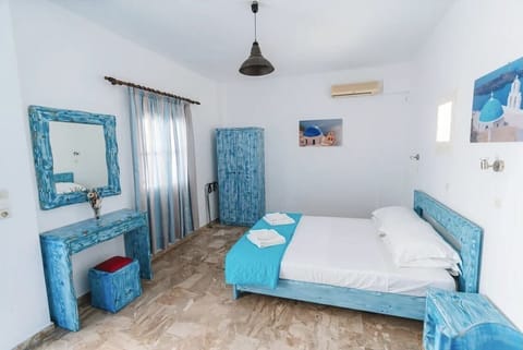 Deluxe Room, 1 King Bed | Premium bedding, minibar, in-room safe, desk