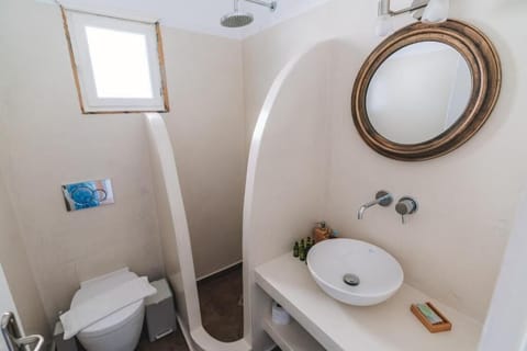 Deluxe Room, 1 King Bed | Bathroom | Shower, rainfall showerhead, hair dryer, slippers