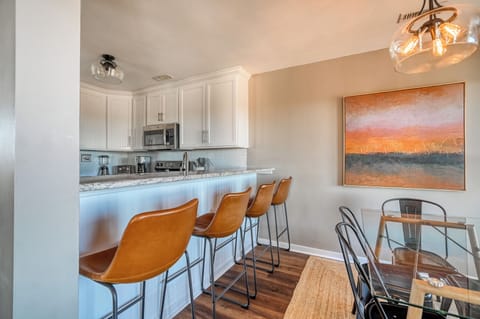 Kitchen barstools make it easy to grab a bite before heading to the beach!