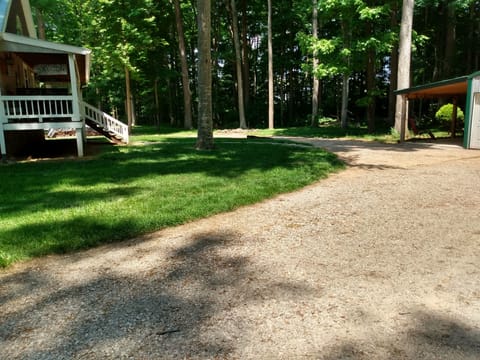 Easy u shaped driveway to pull boats in and out....