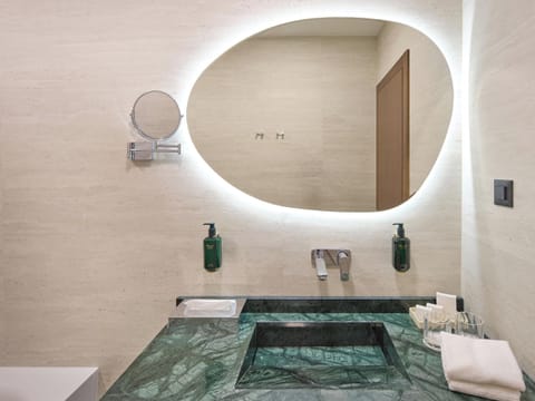 Premium Double or Twin Room | Premium bedding, minibar, in-room safe, desk