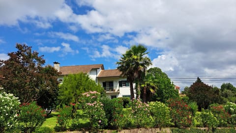  Vivenda com jardim exterior.