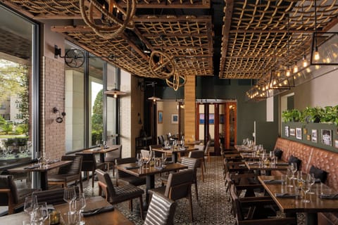 2 bars/lounges