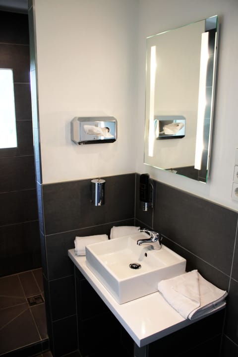 Standard Double Room | Bathroom | Shower, free toiletries, hair dryer, towels