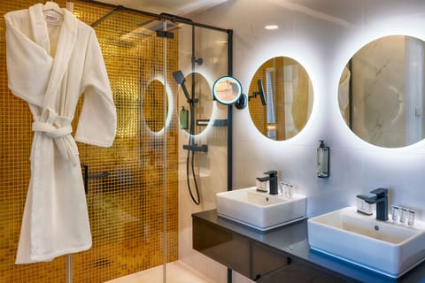 Apartment | Bathroom | Shower, hair dryer, bathrobes, towels